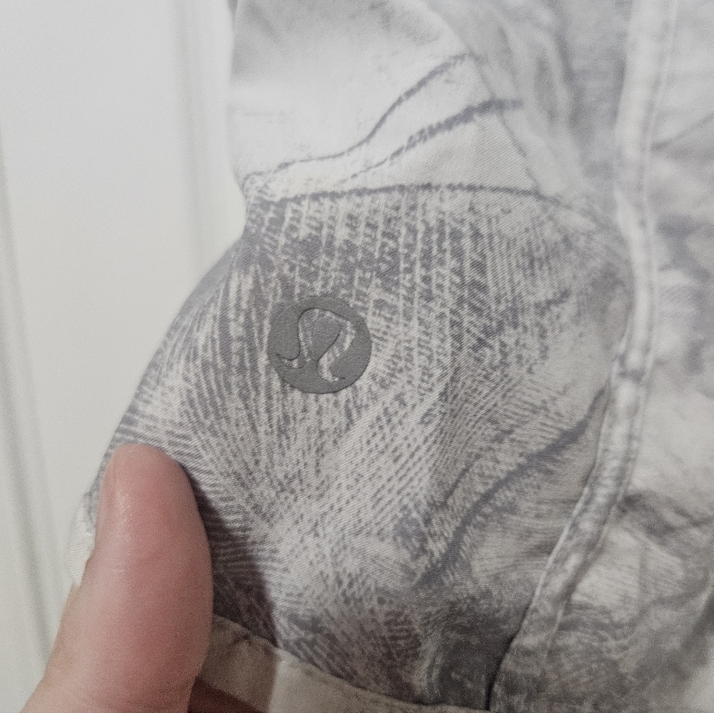 Lululemon Tracker Short V (4")Breeze By White Light Cast / Light Cast - Picture 4 of 6